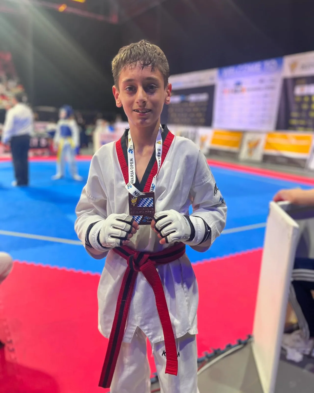 Eine junge Sportlerin von Black Tiger zeigt bei den Bavaria Open ihre Medaillen