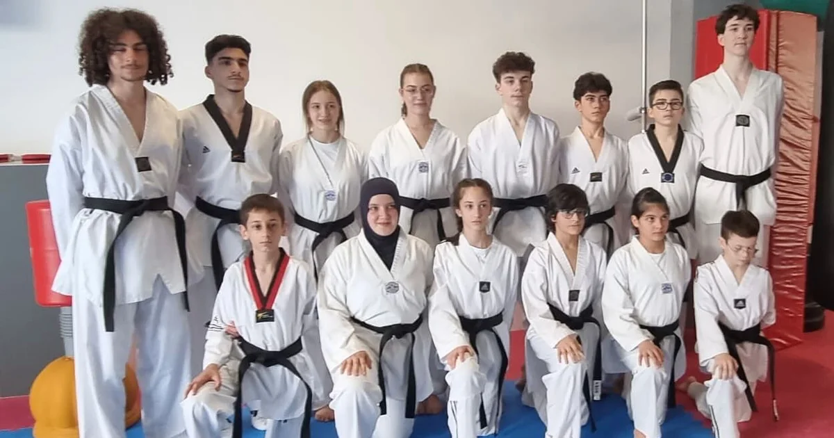 Die neuen Dan-Träger von Black Tiger stehen nach ihrer Prüfung gemeinsam in Doboks
