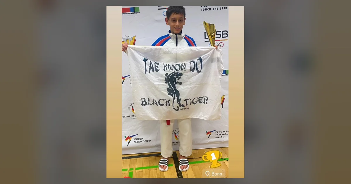 Renato Penha Martins mit Goldmedaille und Black-Tiger-Banner bei den Final 8 Open in Bonn