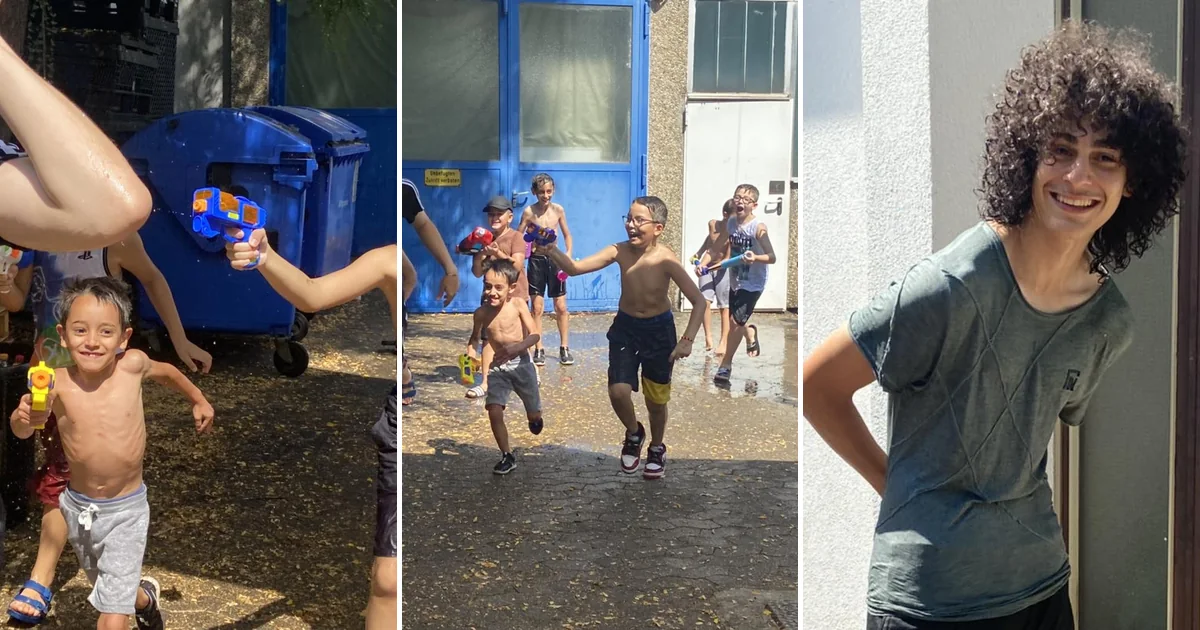 Kinder von Black Tiger haben beim Sommerabschluss 2022 Spaß mit Wasserpistolen