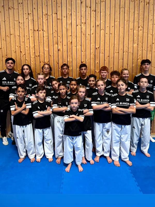 Kinder, Jugendliche und Erwachsene von Black Tiger stehen für ein Gruppenfoto zusammen.