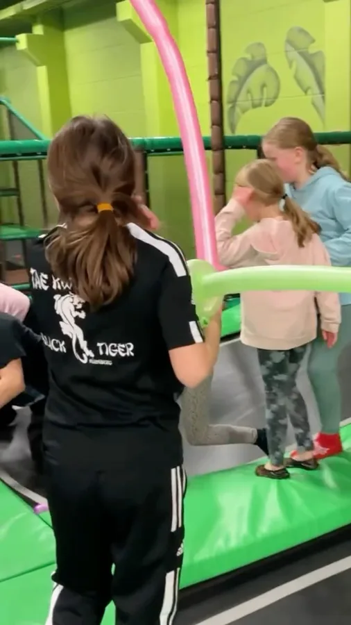 Kinder aus dem Verein spielen gemeinsam in einer Indoor-Spielhalle.