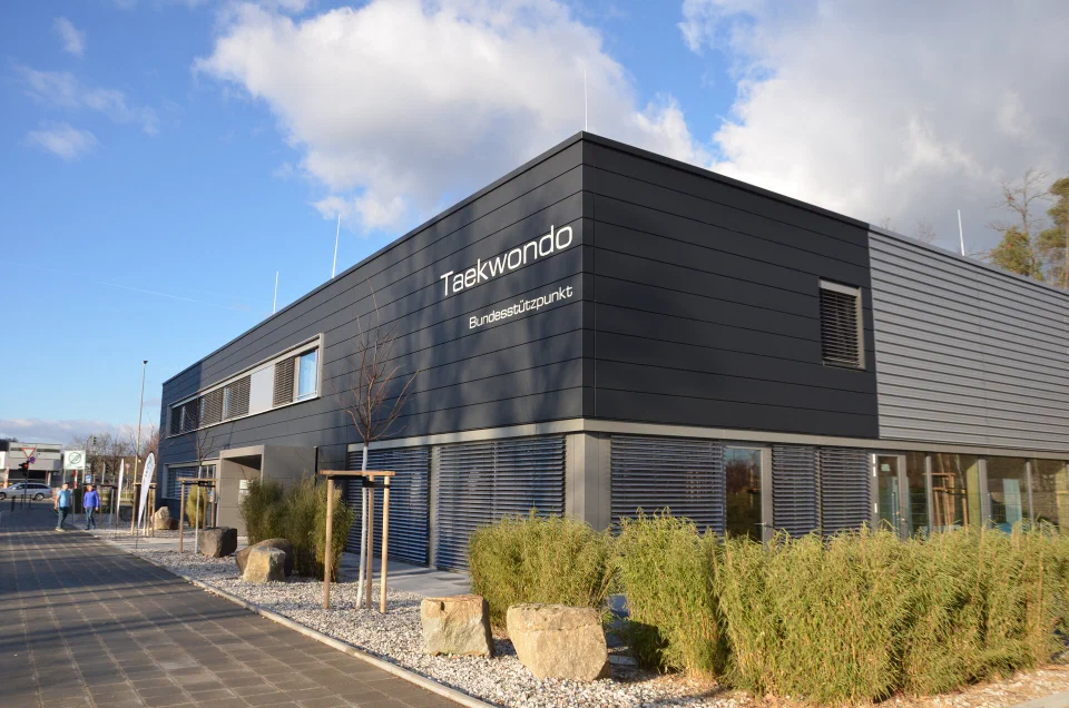 Gebäude des Bundesstützpunkts Taekwondo Nürnberg mit dunkler Fassade und dem Schriftzug Taekwondo Bundesstützpunkt